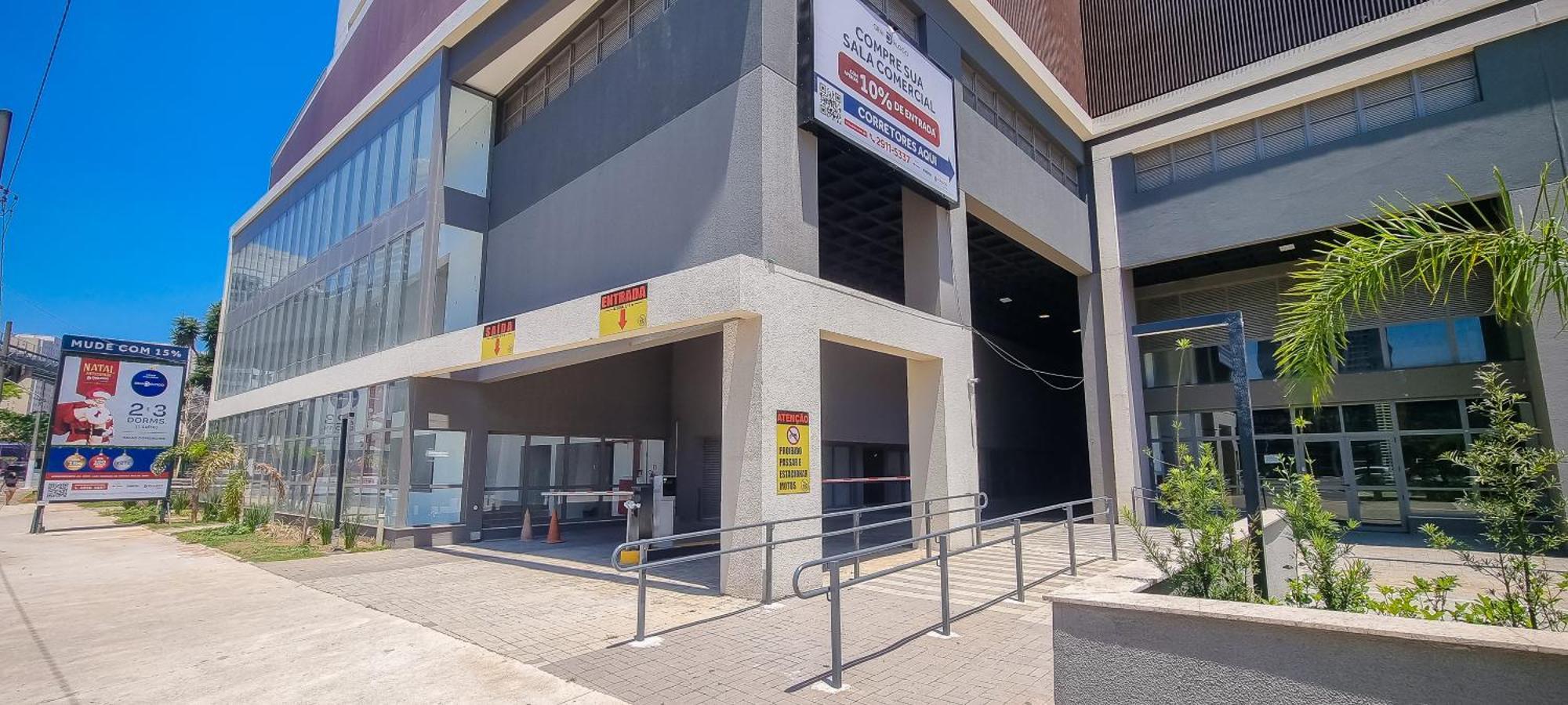 Dos Espelhos Ao Lado Do Metro Na Prudente * São Paulo